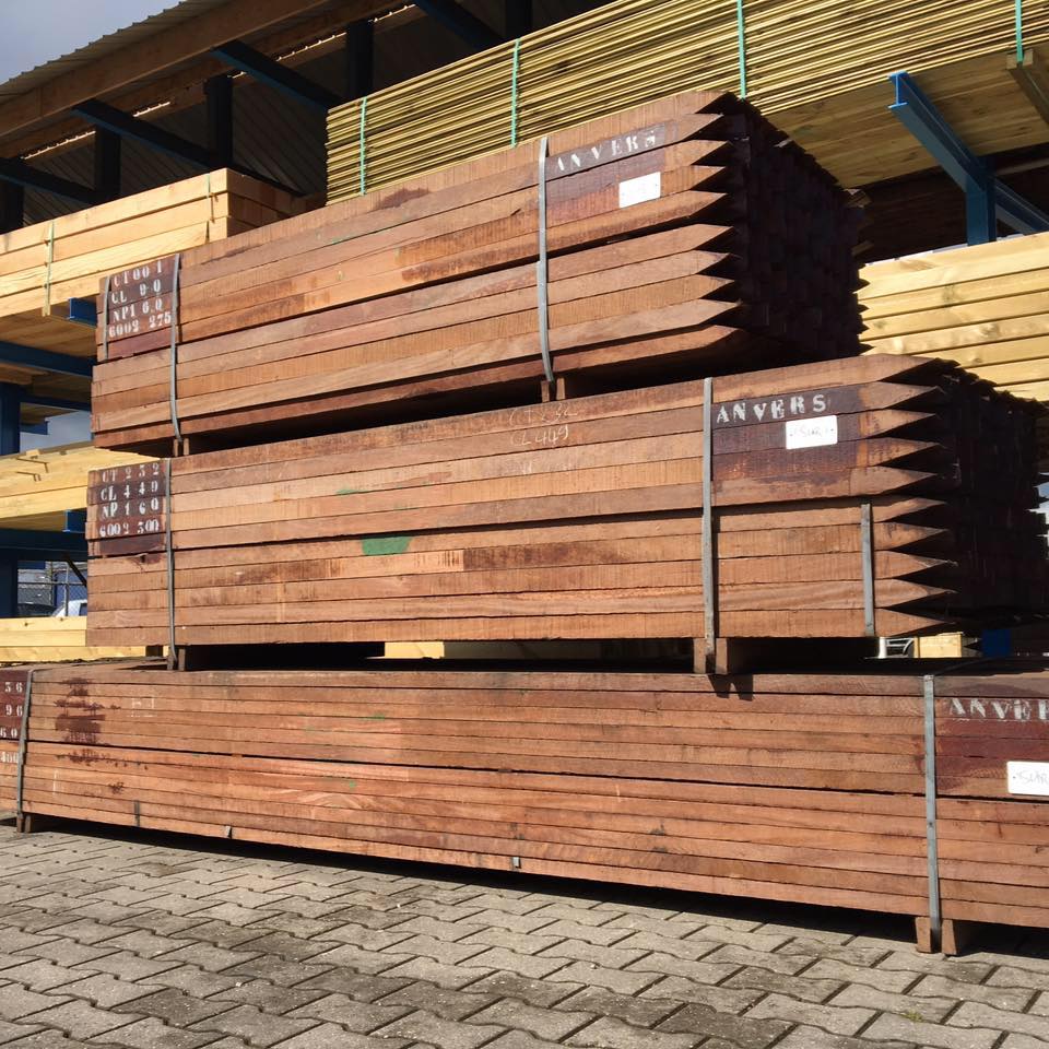 Hardhouten palen