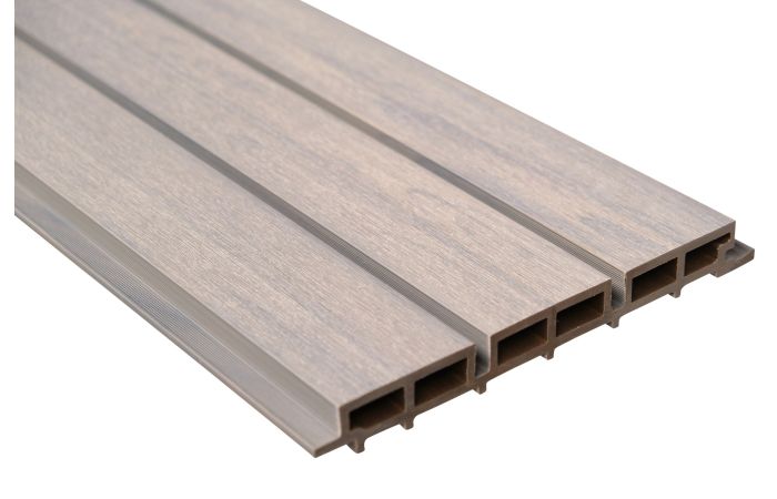 Rhombus composiet Breed vergrijsd eiken 26x245x2900 mm – brede gevelplank met houtnerfstructuur.