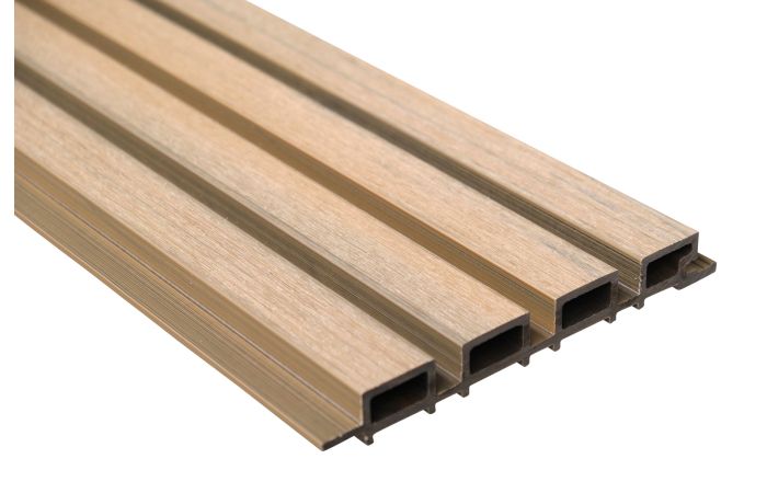 Rhombus composiet eiken 225x2900 mm – duurzaam gevelprofiel met houtnerfstructuur.